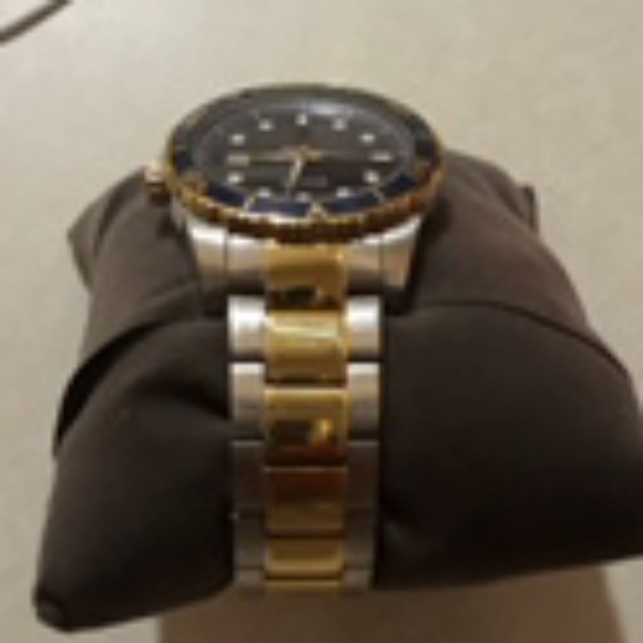 Don't like watch to flashy for me... - Picture 3 of 4